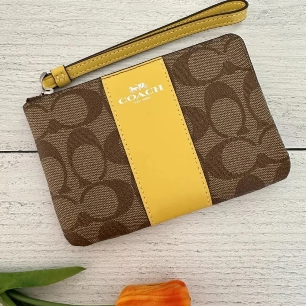 NWOT Coach Corner Zip Wristlet Signature Canvas